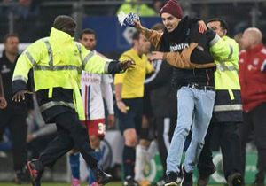 Dünya şokta: Sahaya girdi, Ribery’ye vurdu 