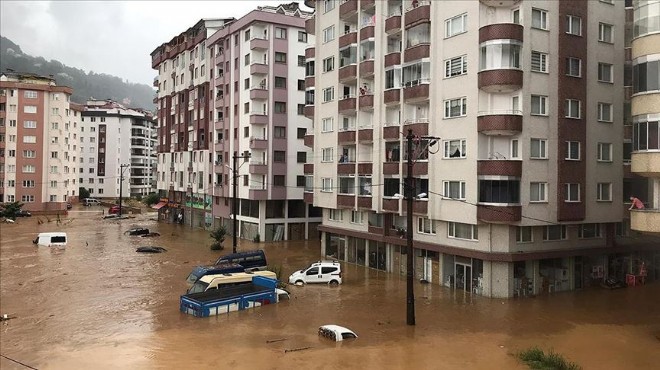Rize de yağış sebebiyle kent sular altında kaldı