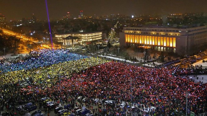 Romanya da on binlerce kişi hükümeti istifaya çağırdı