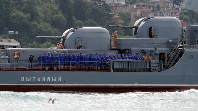Rus savaş gemisi Boğaz’da ‘resmi geçit’ yaptı!