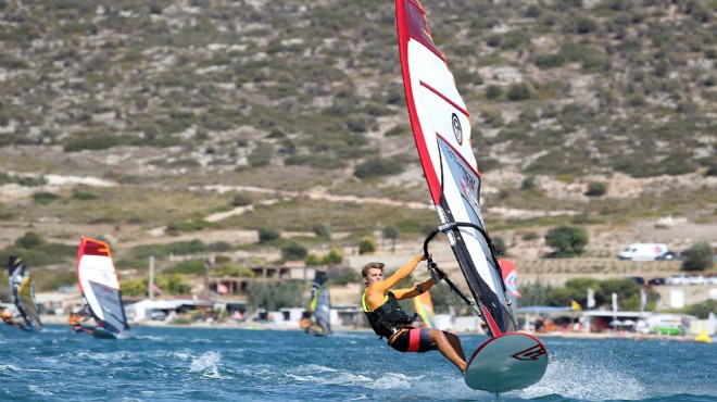 Rüzgar sörfünde Türkiye Şampiyonları Çeşme de belirlendi