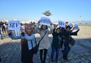 İzmir’in gençlerinden anlamlı etkinlik: Sev kardeşim! 