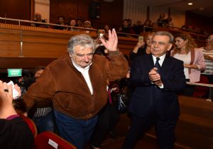 Dünyanın en yoksul başkanı İzmir’e seslendi: Salona sığmayan sevgi  