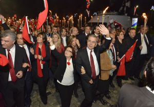 İzmir ‘Cumhuriyet meşalesi’ ile aydınlandı