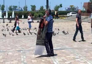 Flaş! İzmir’de korkutan eylem: Kendini yakmaya kalktı 