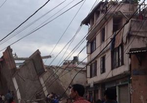 Flaş! Nepal da büyük deprem: 7.9 la sallandı 