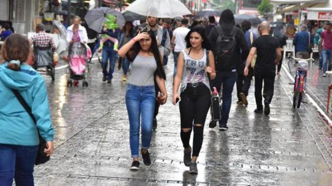 Sağanak yağmur İzmirliler i hazırlıksız yakaladı