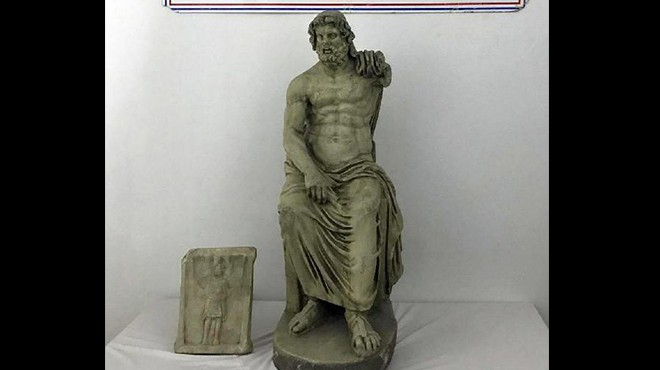 Salihli de Zeus heykelini satmaya kalkışan 6 kişiye gözaltı!