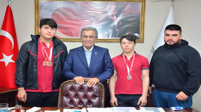 Şampiyon güreşçilerden Başkan Uygur’a ziyaret