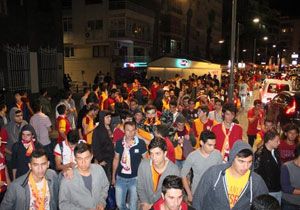 İzmir de derbi sevinci: Alsancak sarı-kırmızı