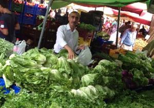 HDP nin İzmir adayı pazarda yeşillik satıyor