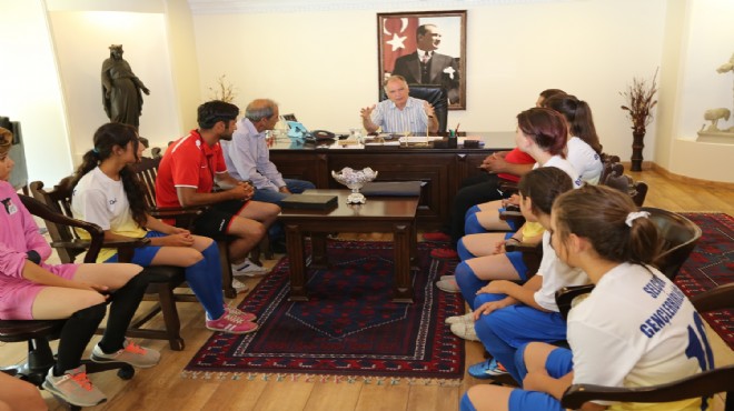 Selçuk ta kız futbol takımından Başkan Bakıcı’ya ziyaret