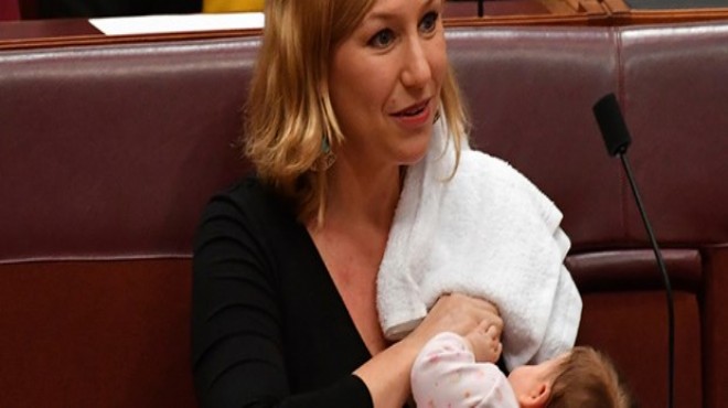 Senatör oturumda bebeğini emzirdi!