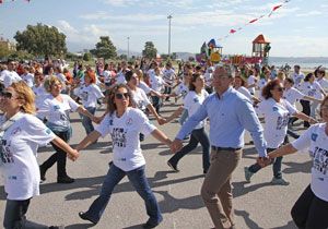 Karşıyaka’da en renkli festival: Bin kişiyle barış zinciri