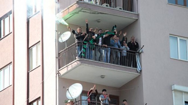 Seyircisiz maçta taraftarlar balkonlara akın etti