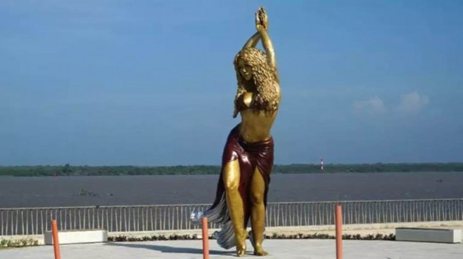 Shakira nın dev heykeli dikildi