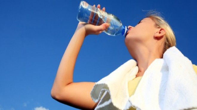 Sıcak havada az su içmek böbrekleri yoruyor