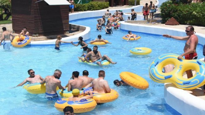 Sıcaktan bunalan İzmirliler su parkına koştu