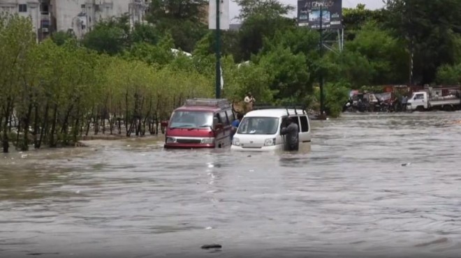 Şiddetli yağış Pakistan ı vurdu: 8 ölü, 12 yaralı!