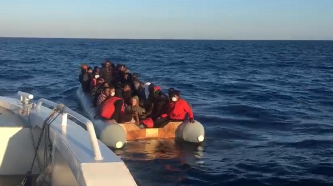 Sığınmacıların botunun motoru söküldü: Sahil Güvenlik 44 sığınmacıyı kurtardı