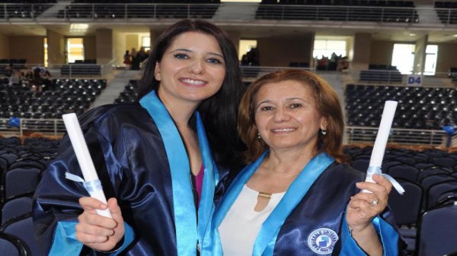 Sınıf arkadaşı anne-kızın diploma heyecanı