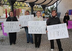 Bergama’da kadına yönelik şiddet protestosu 
