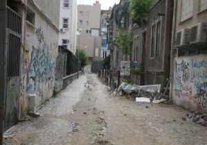 İzmir’in göbeğinde tehlikeli sokaklar! 