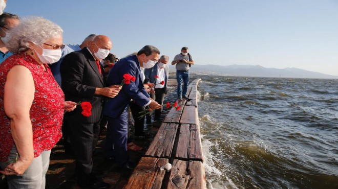 Srebrenitsalı soykırım kurbanları için İzmir de denize karanfil bırakıldı