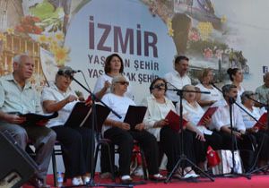 Fuar sahnesinde ‘huzur’ korosu: İzmir’in ihtiyar delikanlıları 