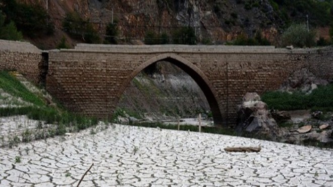 Sular çekilince tarihi köprü ortaya çıktı