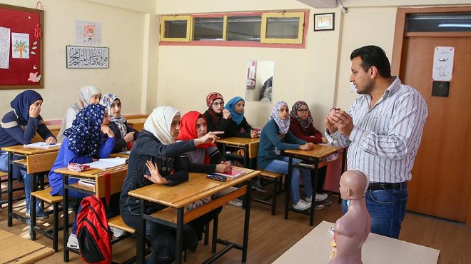 Suriyeli cerrah İzmir de öğretmenlik yapıyor