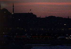 Flaş! İstanbul yine karanlığa gömüldü