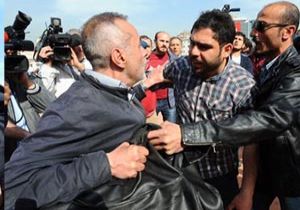 Taksim’de bir garip gözaltı: Anıta çelenk koydu… 