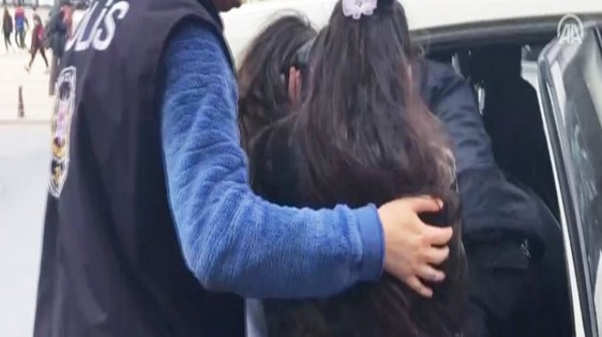 Taksim’de selfie çeken turistlerin çantasını çalan 2 çocuk yakalandı