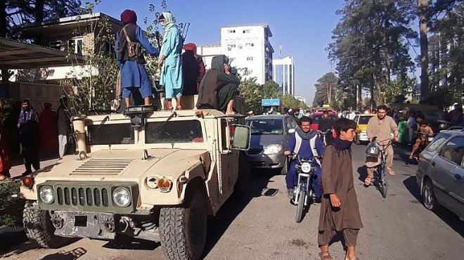Taliban başkent Kabil e girdi: Yönetimi el değiştiriyor!