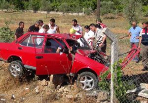 İzmir de otomobil tarlaya uçtu: 2 yaralı