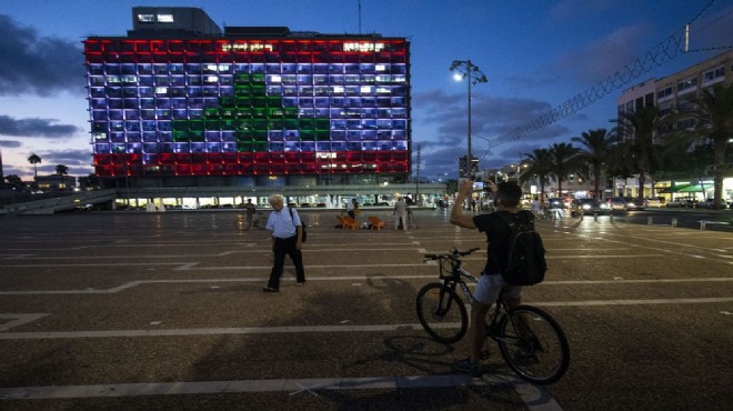 Tel Aviv Belediye binasına Lübnan bayrağı