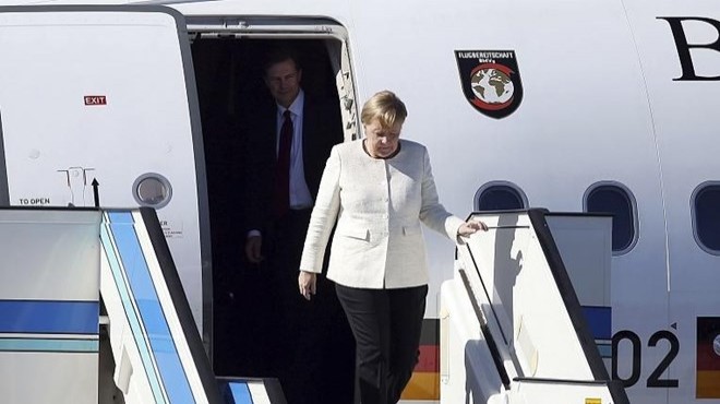 Telefonu şaka sandı Merkel in yüzüne kapattı!