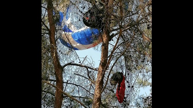 Ters akıma kapılan paraşütçü ağaçta kaldı