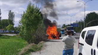 Faciaya kıl payı... Otomobil alev alev yandı!