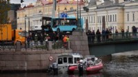 O ülkede yolcu otobüsü nehre düştü: 7 ölü!