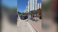 Otomobil, otobüs durağına daldı: 7 yaralı