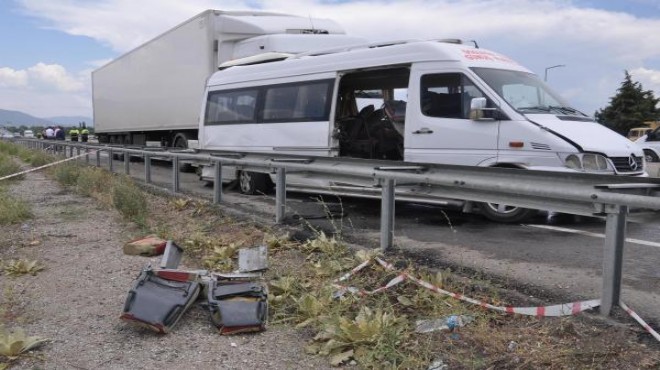 TIR yolcu minibüsüne çarptı: 2 ölü, 10 yaralı