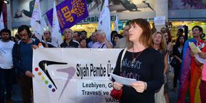İstanbul da istenmeyen travestilere İzmir den destek