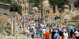 Efes’e turist akını 