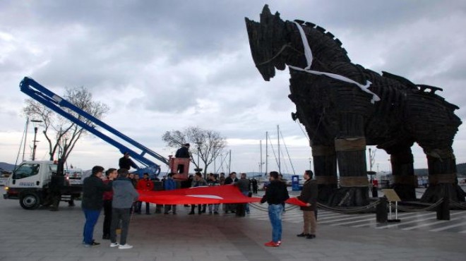 Truva Atı na beyaz fulara  Türk bayraklı  tepki