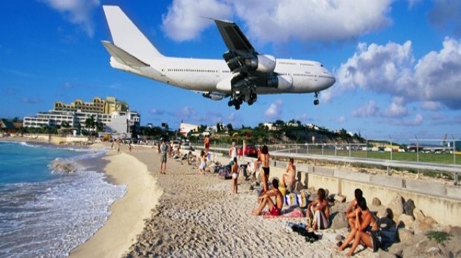 Turisti uçağın jet motoru öldürdü!
