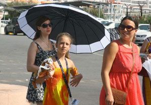 Turistler İzmir sıcağından bunaldı!