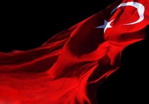 İzmir’de yere Türk bayrağı atmaya 4 gözaltı 