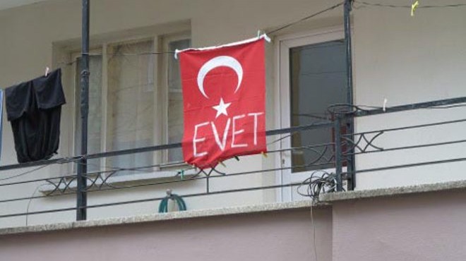 Türk bayrağına  Evet  işlemesine tepki